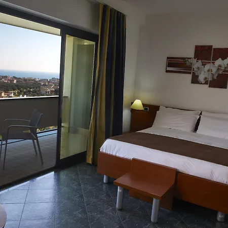 Park Mirabeau Отель 4*